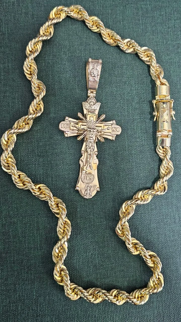 Collar de eslabones grandes acompañado por un dije de cruz