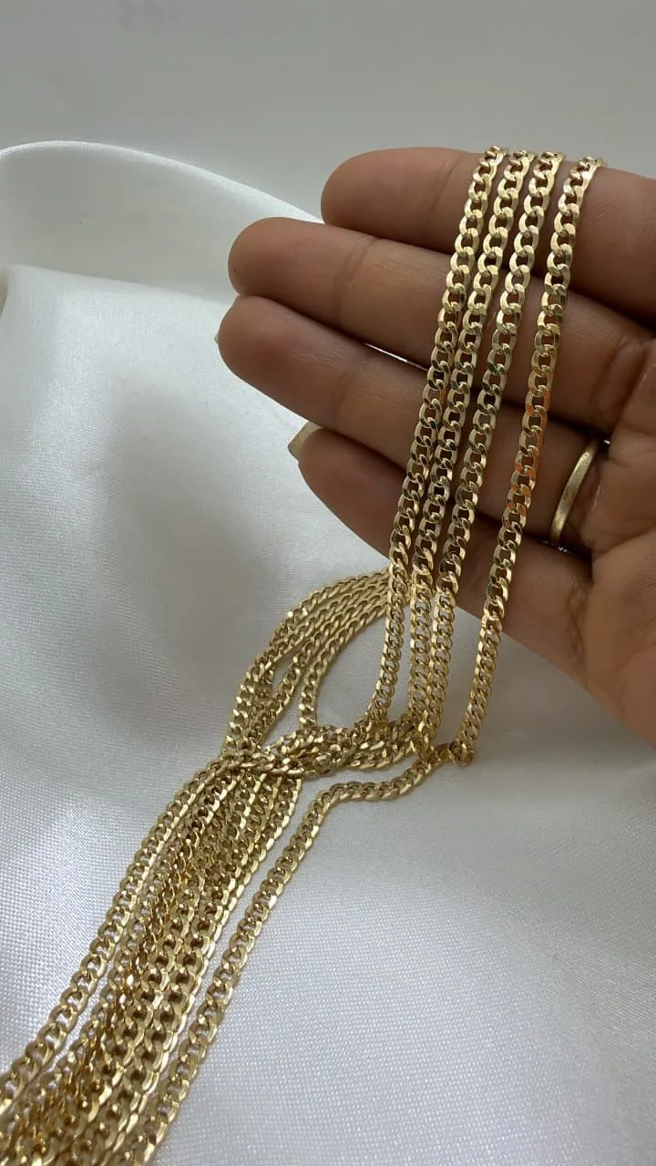 Cadenas entrelazadas exhibidas sobre tela blanca