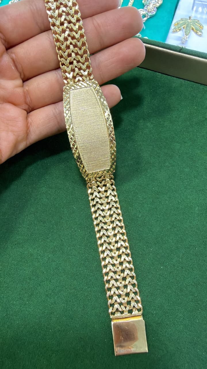 Pulsera esclava de oro en exhibidor verde, fotografía de la colección VGOLD