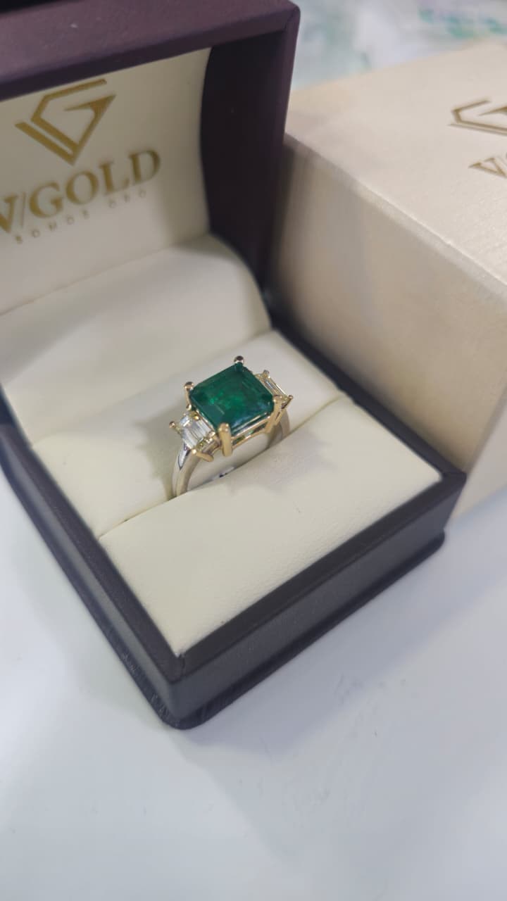 Anillo con piedra verde en estuche VGOLD, fotografía de catálogo 046